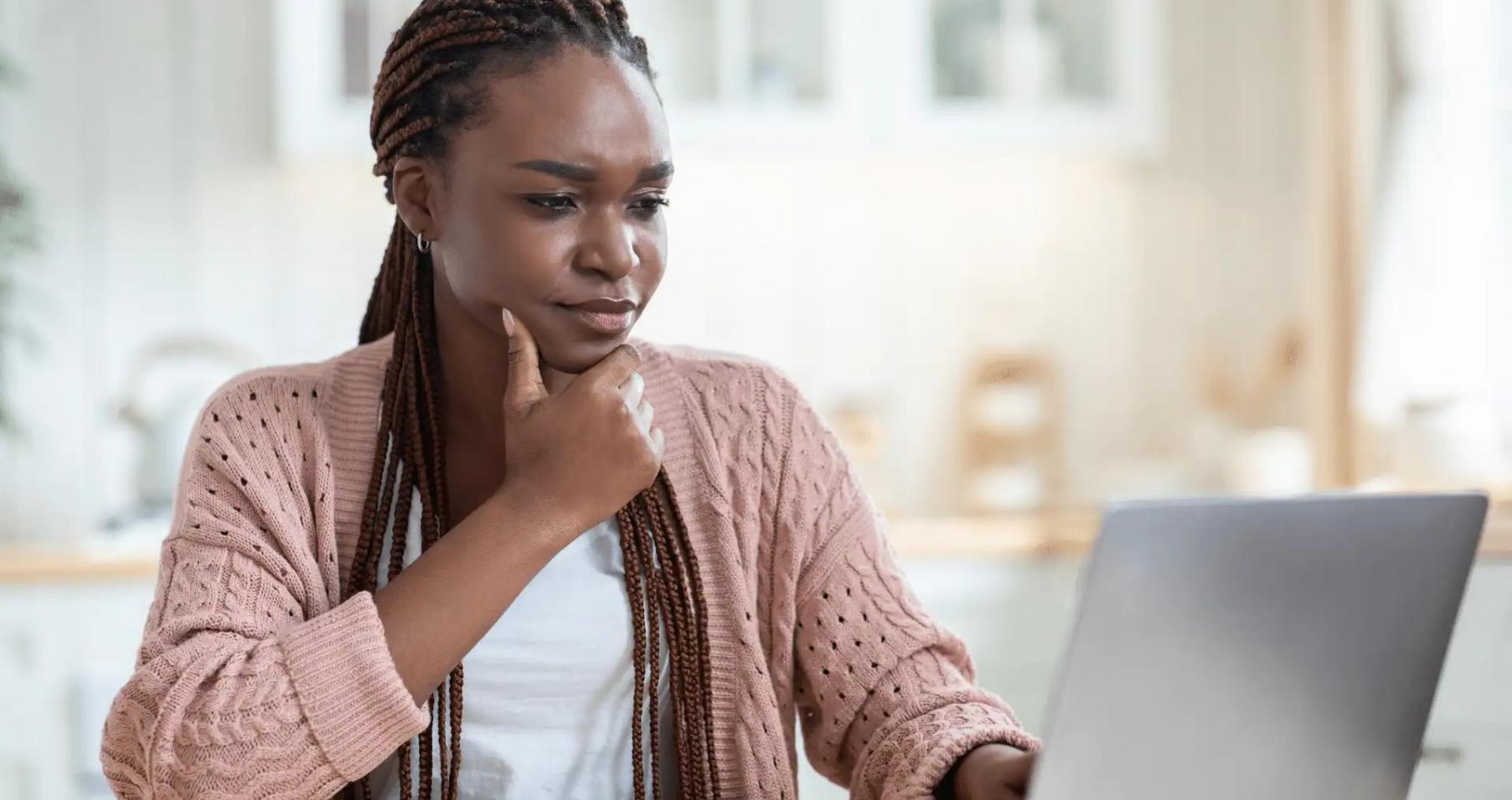 Espace d'analyse financière avec environnement de travail professionnel