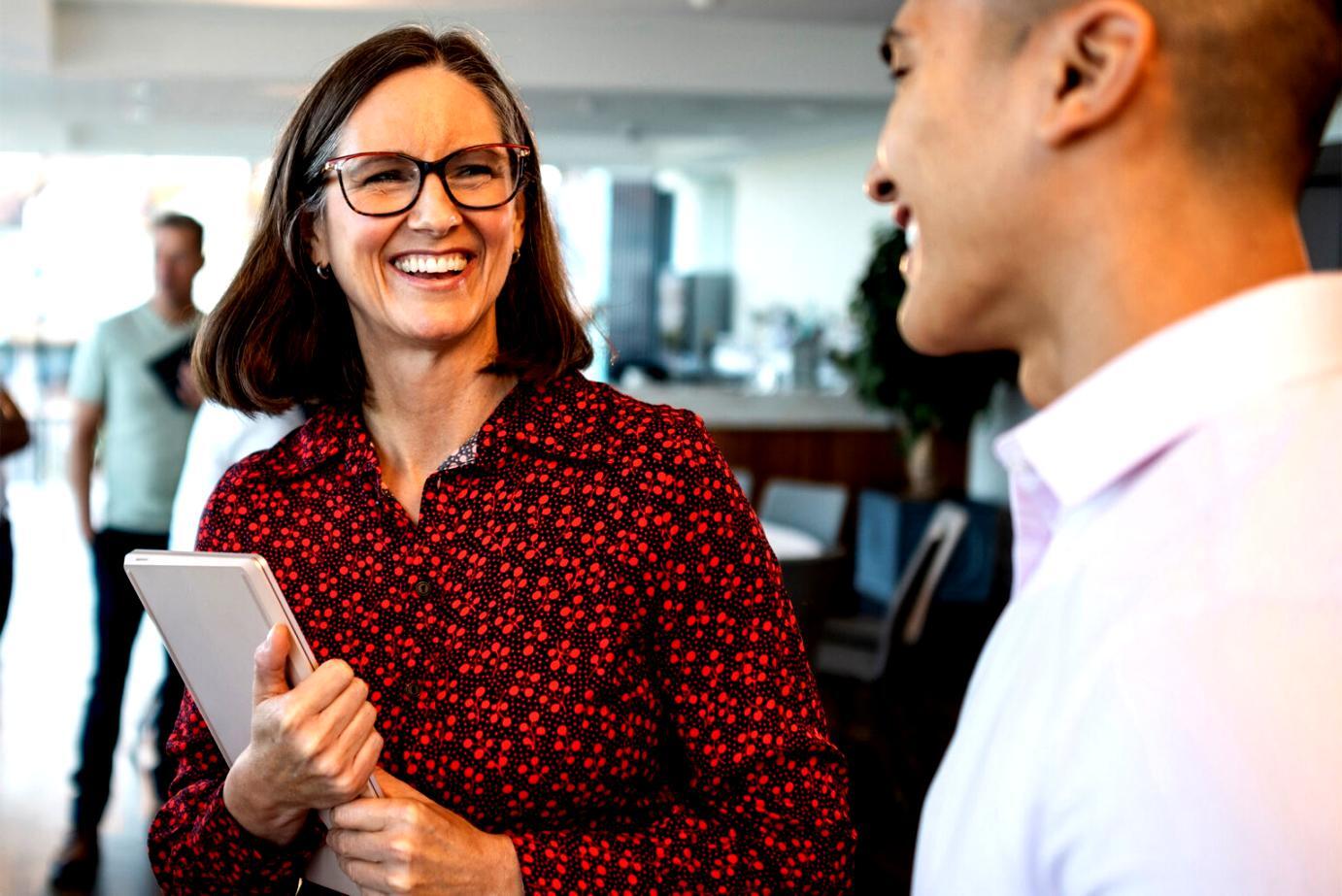 Session d'analyse de données financières avec tableaux et graphiques